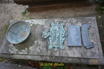 Bronzeepitaphien geben den gleich großen Grabsteinen ein eigenes Gesicht (Bild: Stefan Siedler)
