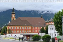 Die Klosteranlage von Stift Wilten vor der Innsbrucker Bergkulisse. (Bild: Natalia Siedler)